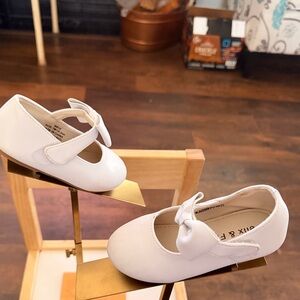 Little girl Shoes with Velcro Bow